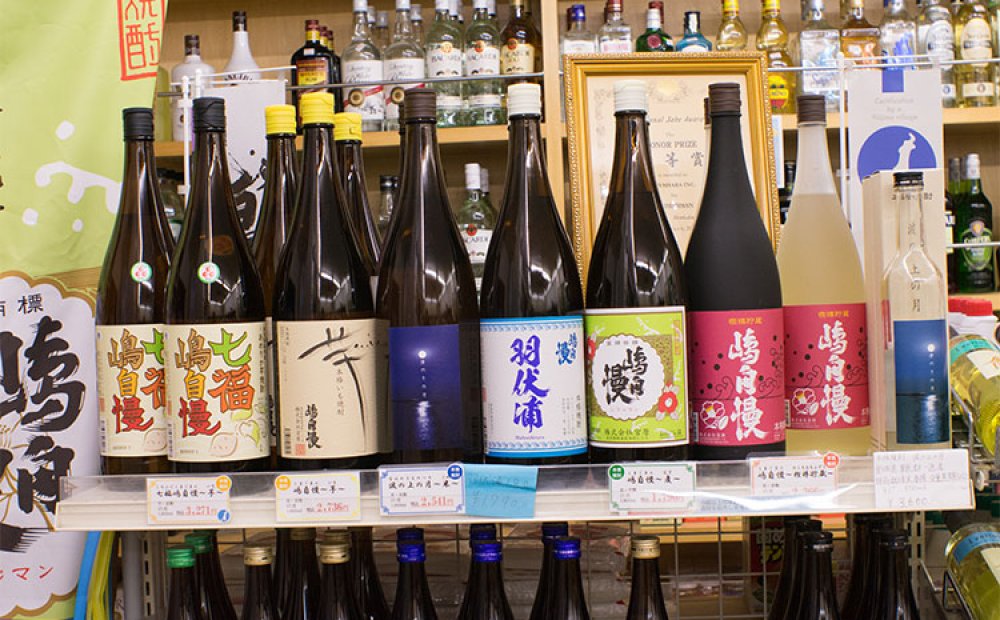 店内にはこだわりの焼酎が並ぶ