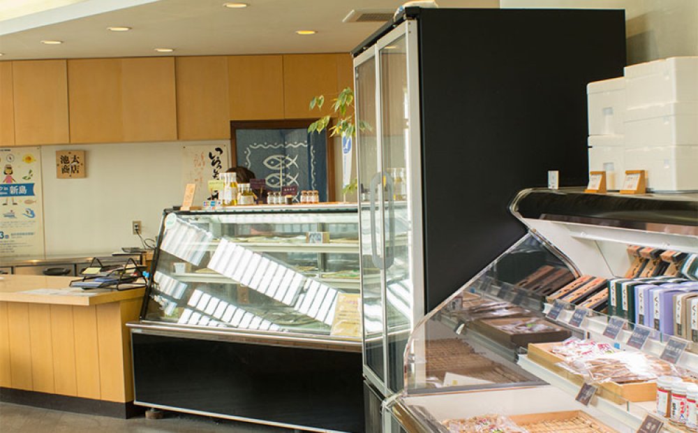 明るく清潔感のある店内