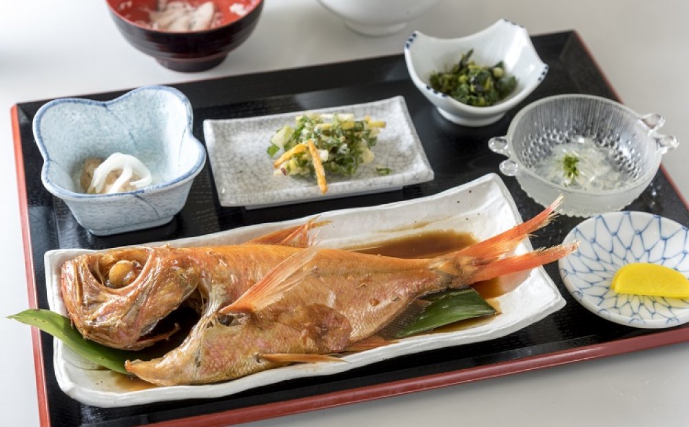 煮魚定食はこのボリュームで1000円！
