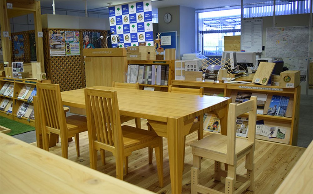 家具類やカットサンプルを展示