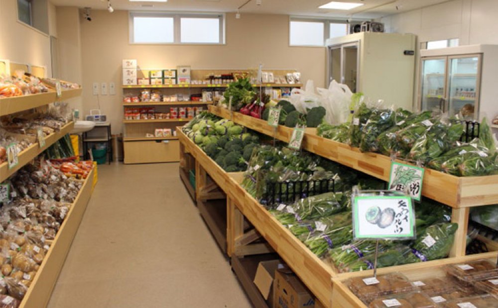 地場の野菜や果物がずらりと並ぶ
