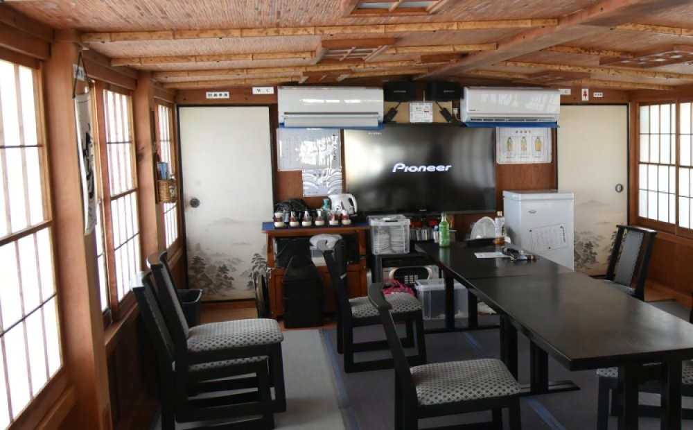 船内は椅子席でくつろげる