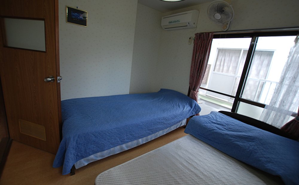 コンパクトにまとまった洋室