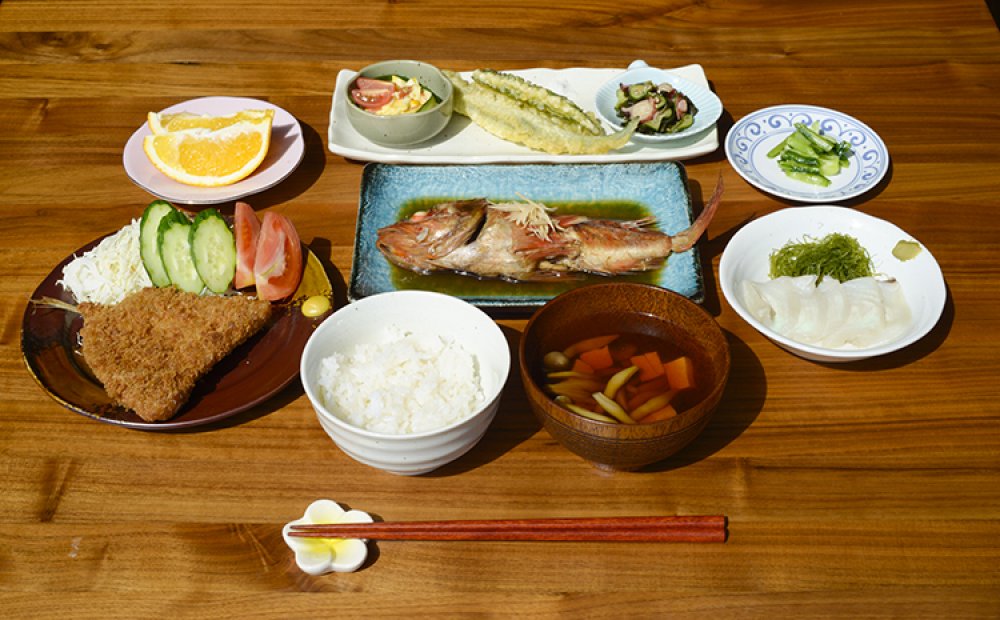 島料理満載の食事も楽しみ