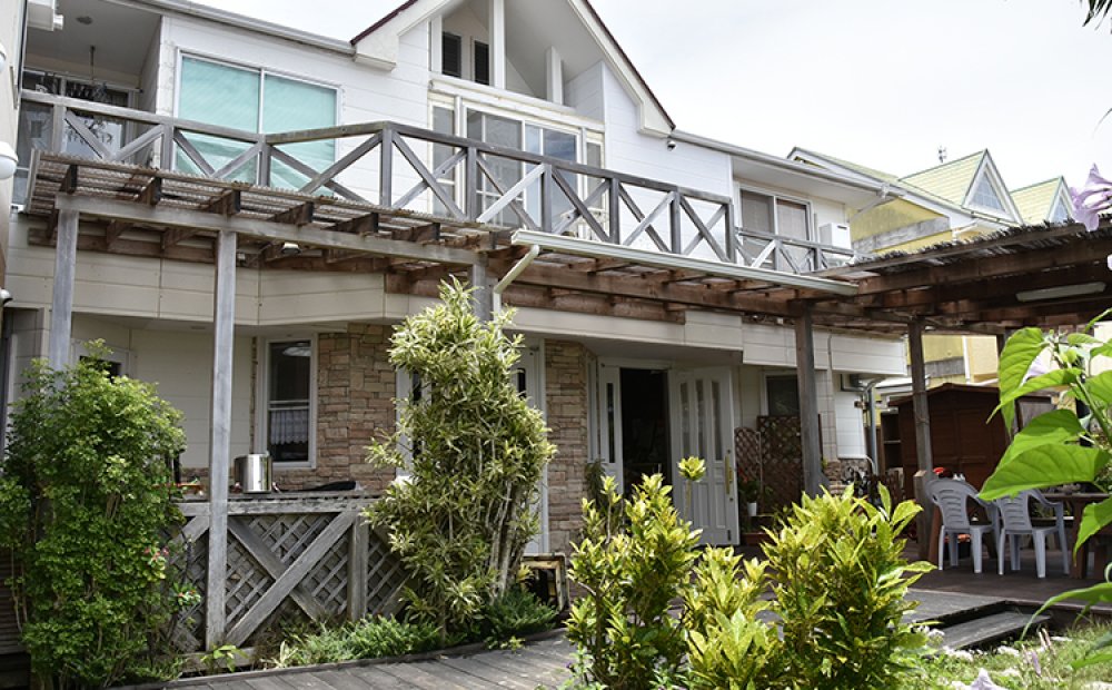 高台にあり若い旅行者に人気の宿