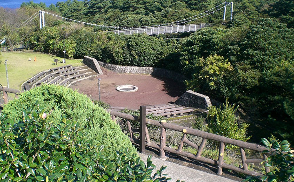 公園内にはロッジやテントサイトで宿泊可能な海のふるさと村も