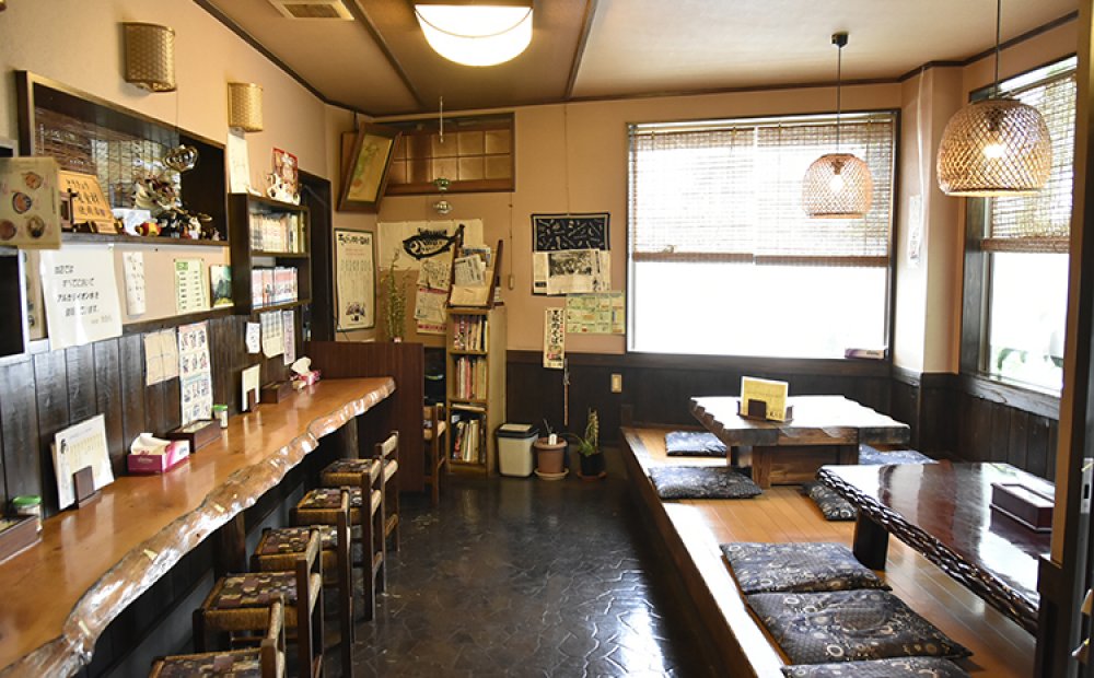 カウンターと小上がりがある