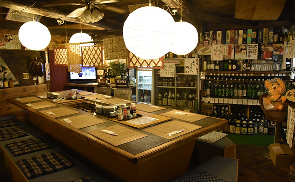 店内中央の囲炉裏で魚を焼いていただく