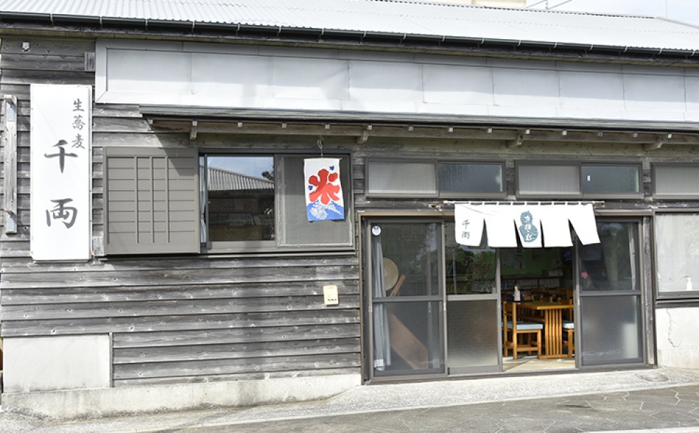 平屋建ての趣ある店構えも魅力