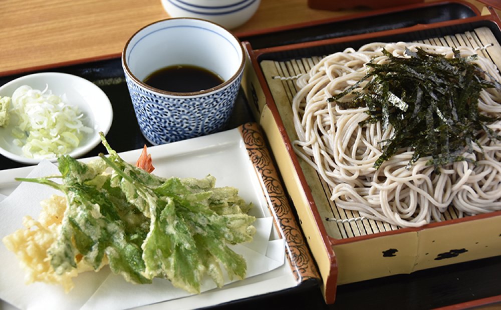 アシタバの天ぷらが付いた天ざる