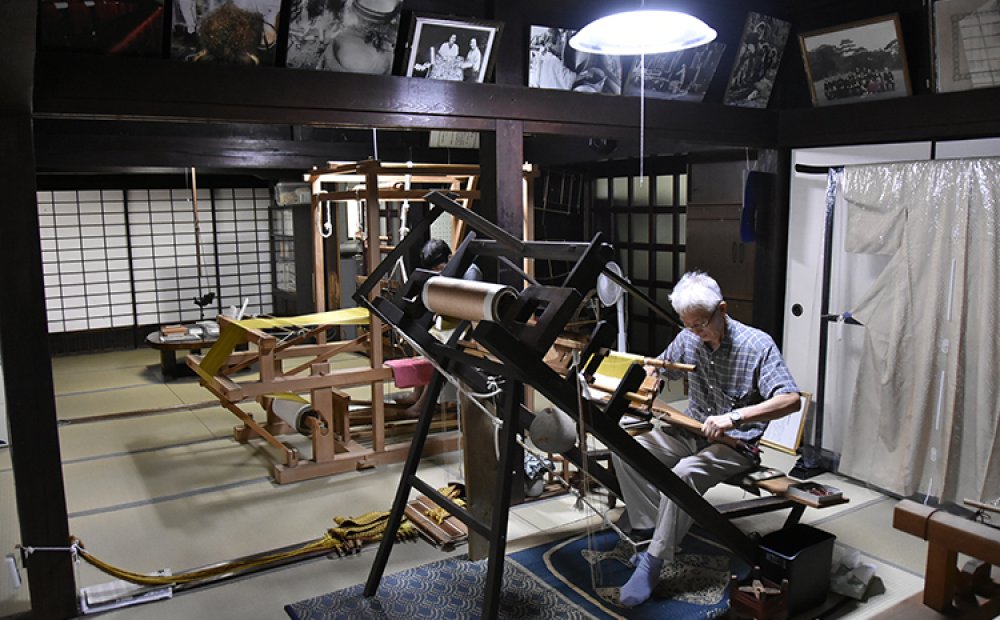 隣接する黄八丈工芸館では地織の見学も可