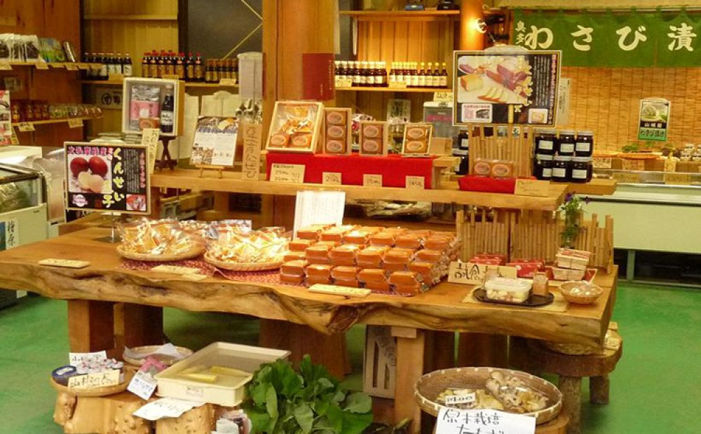 奥多摩のみやげ類が並ぶ店内