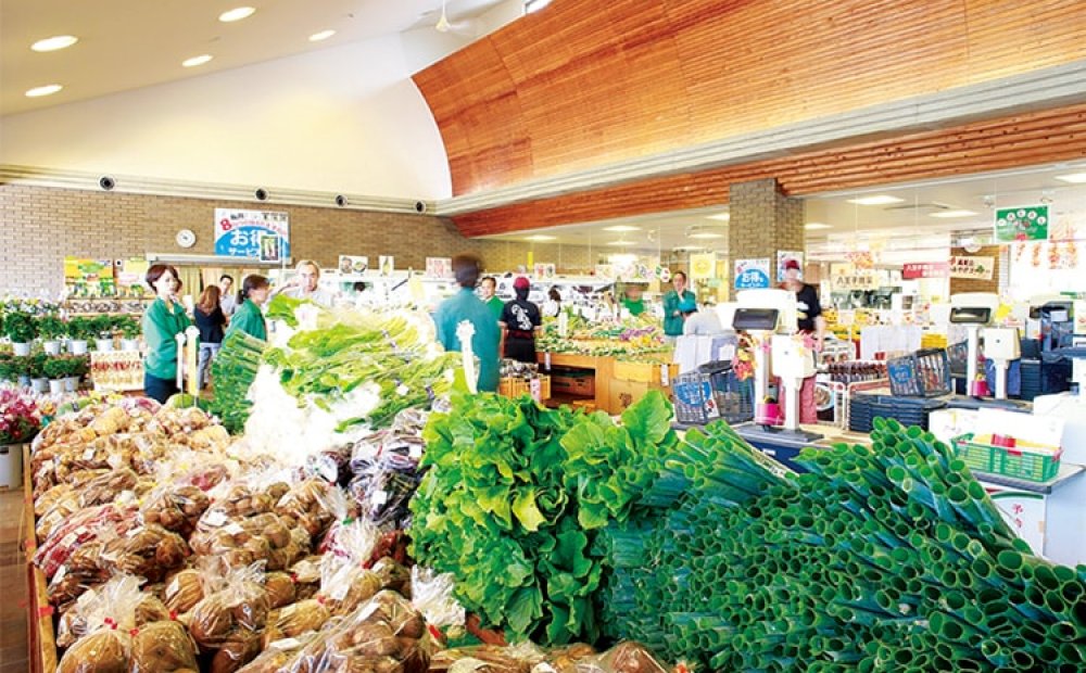 近隣の農家から届けられた新鮮野菜