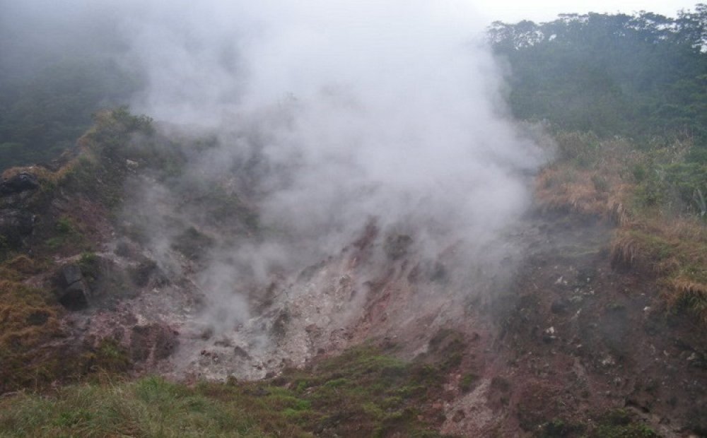 もうもうと上がる地熱の蒸気に大地の力を実感
