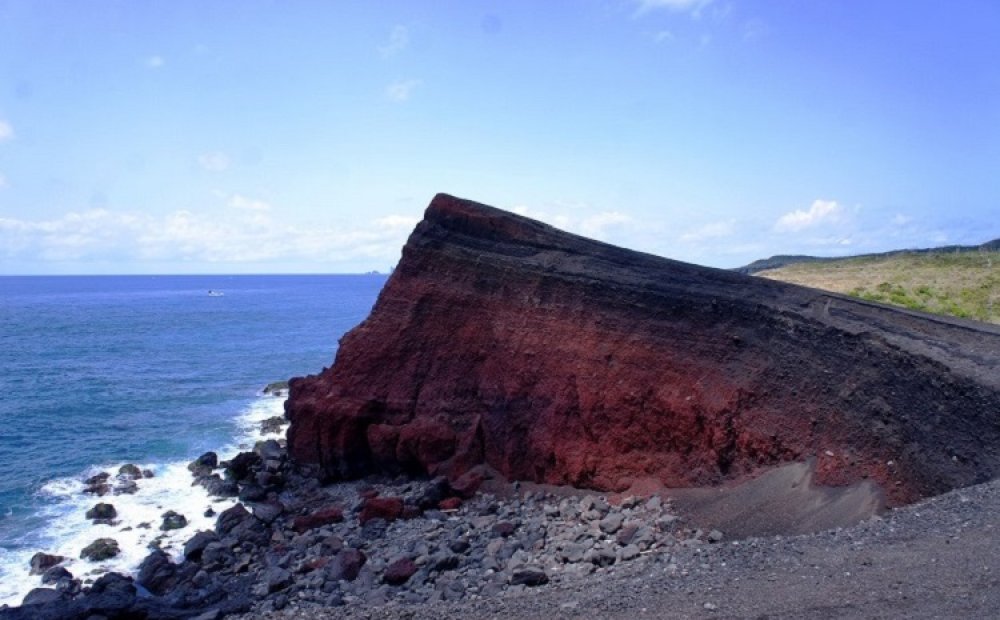 黒と赤茶けた色が印象的（C）一般社団法人 三宅島観光協会