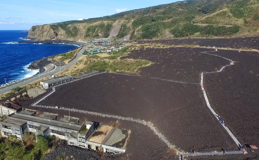 旧阿古小・中学校周囲にある（C）一般社団法人 三宅島観光協会