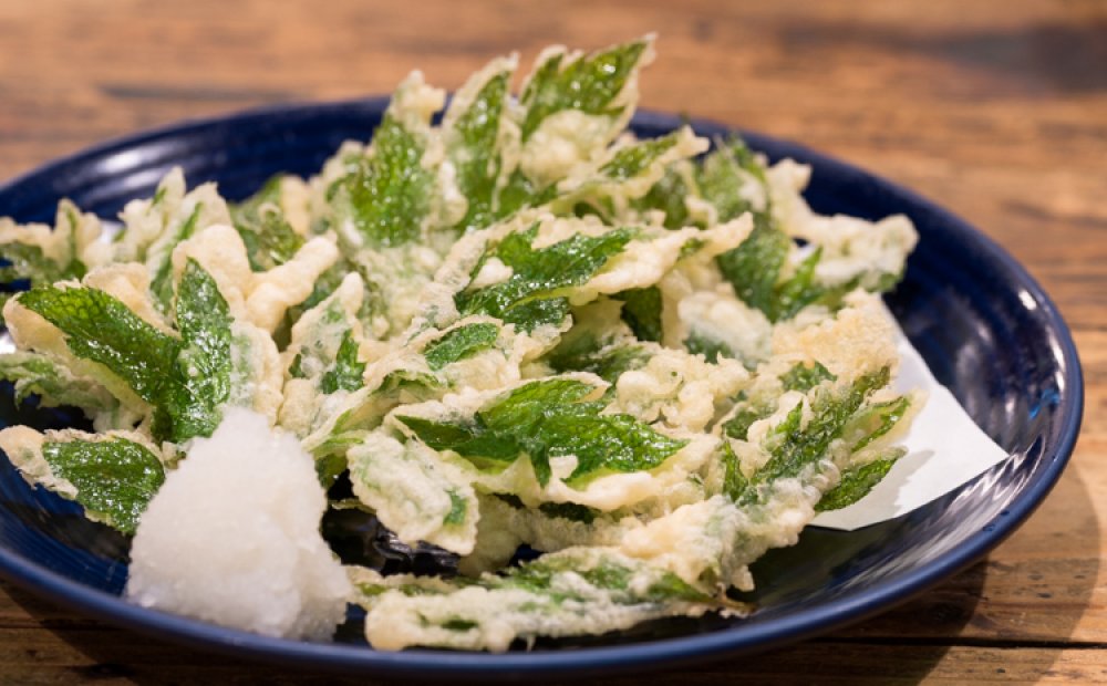 アシタバの天ぷらはボリューム満点