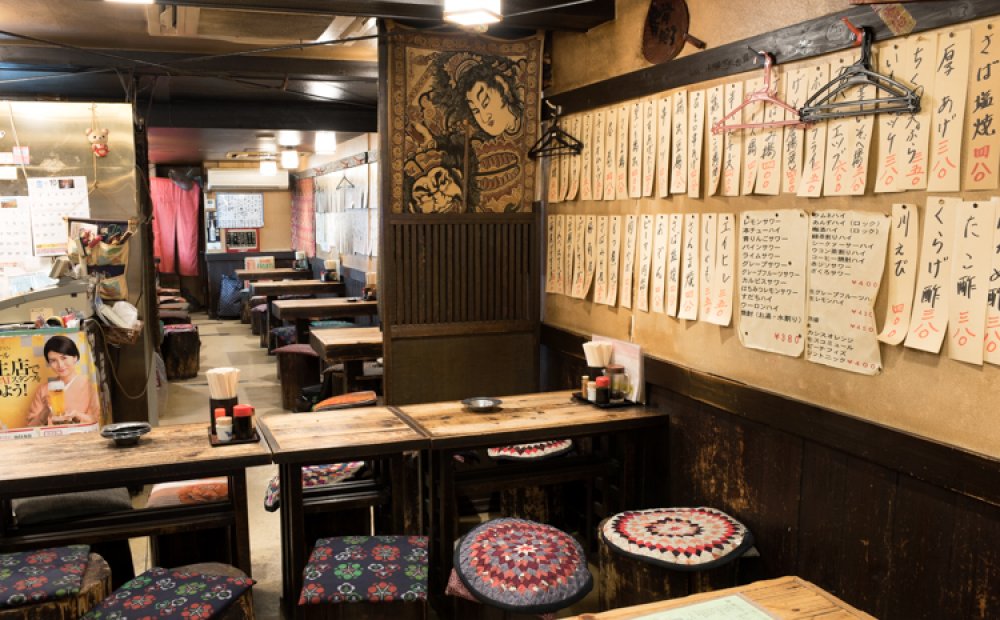 19時頃になると仕事帰りの会社員で賑わう