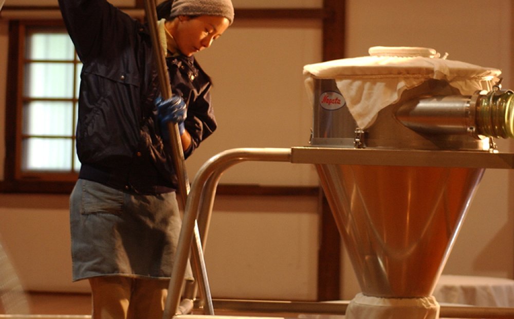 昔からの伝統を守る仕込みの様子