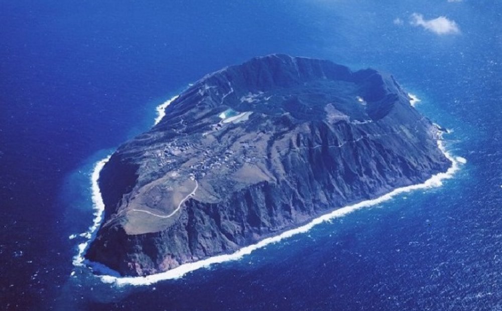 カルデラ内部は池之沢地区と呼ばれ、ひんぎゃや地熱釜もある