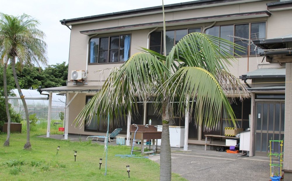 広々した庭に面した宿泊棟