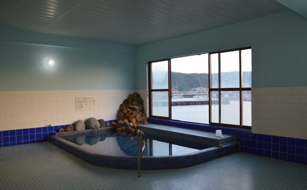 天然温泉の湯船からは夕日を一望できる