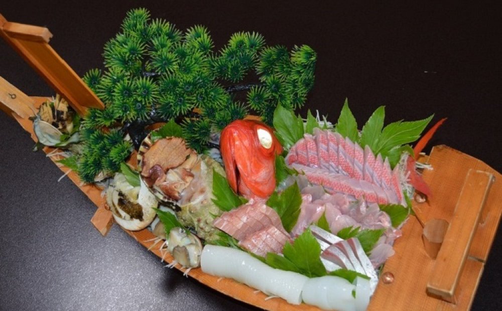 島特産のキンメダイや赤イカなどを満喫