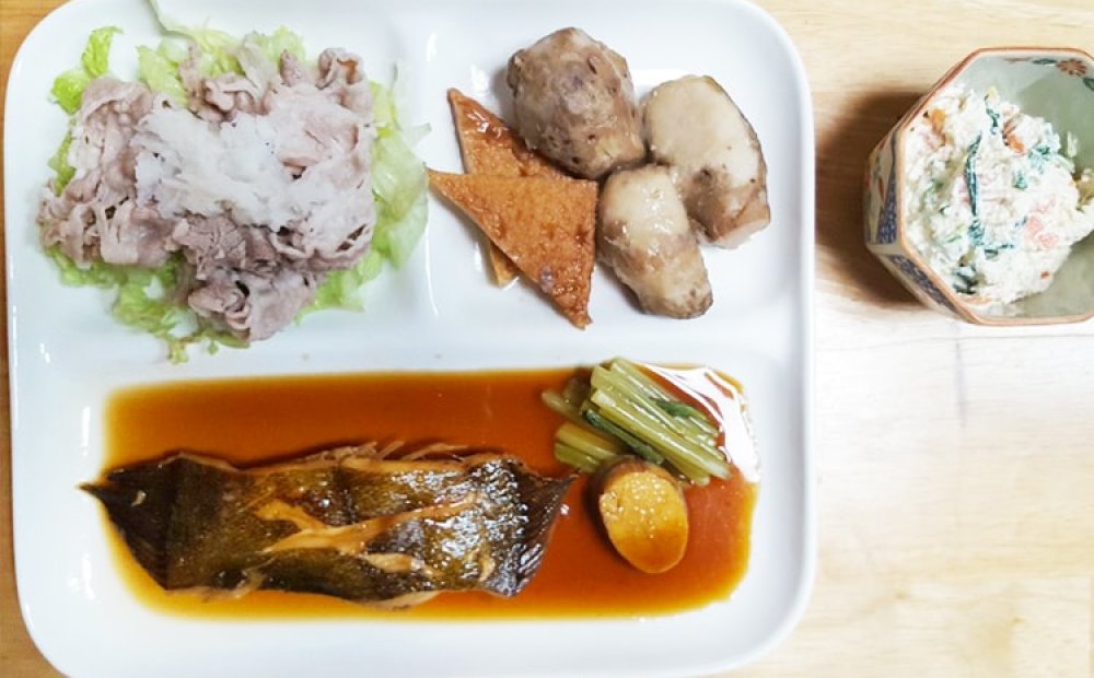 夕食の一例。メニューは日替わりの和食または洋食