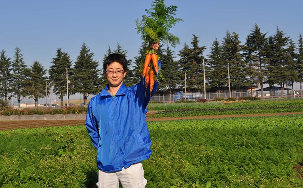 小山さんは収穫したばかりのニンジンを手に