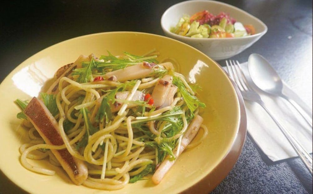 宿の食事には島の食材が使われている