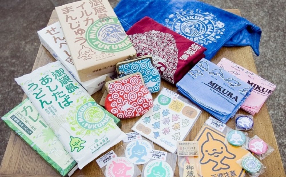 イルカまんじゅう650円、缶バッジ150 円など雑貨も魅力