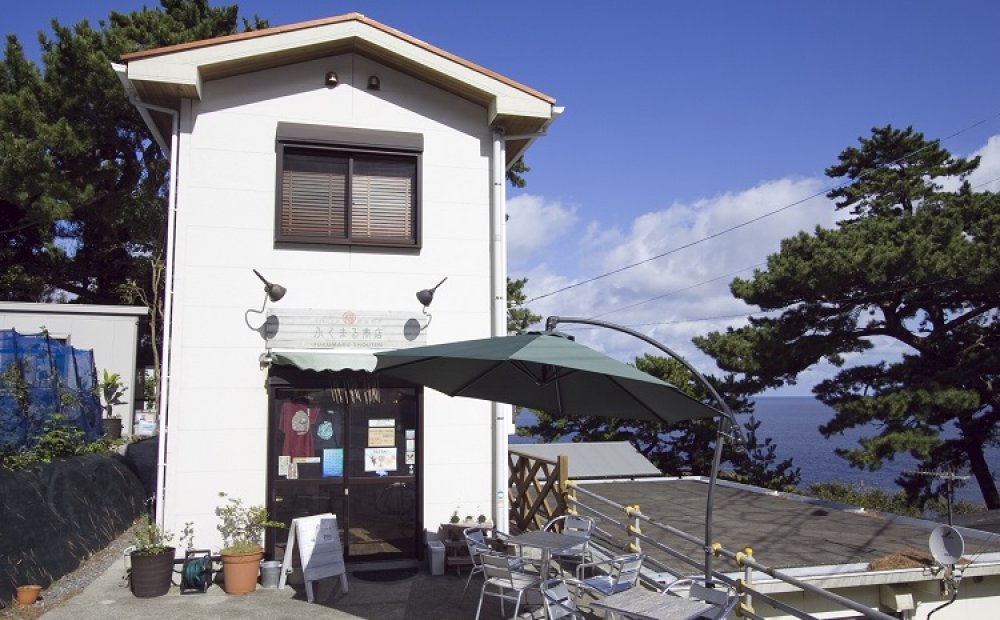 御蔵島の真っ青な海を見晴らすテラス席もある