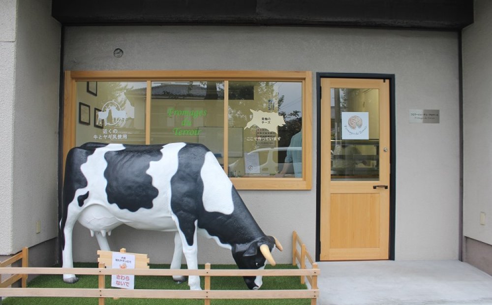 シンプルで清潔感あふれる店。牛のオブジェがお出迎え