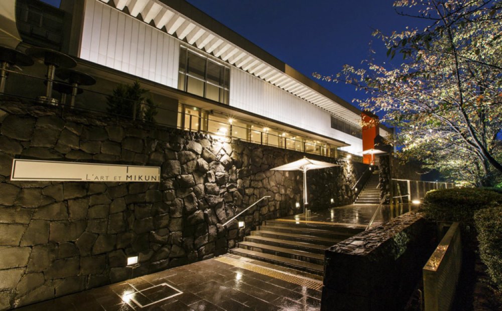 都内随一の桜の名所、皇居の桜を店内から楽しめる