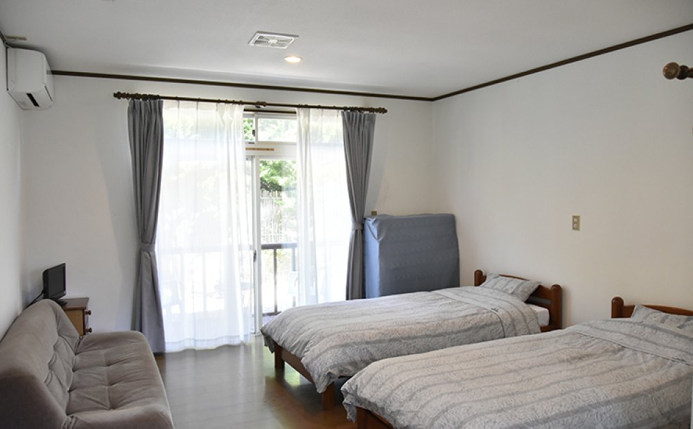 シンプルで清潔感ある客室