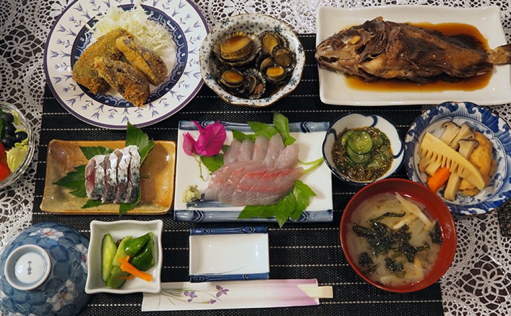 海の幸てんこ盛りの夕食も人気