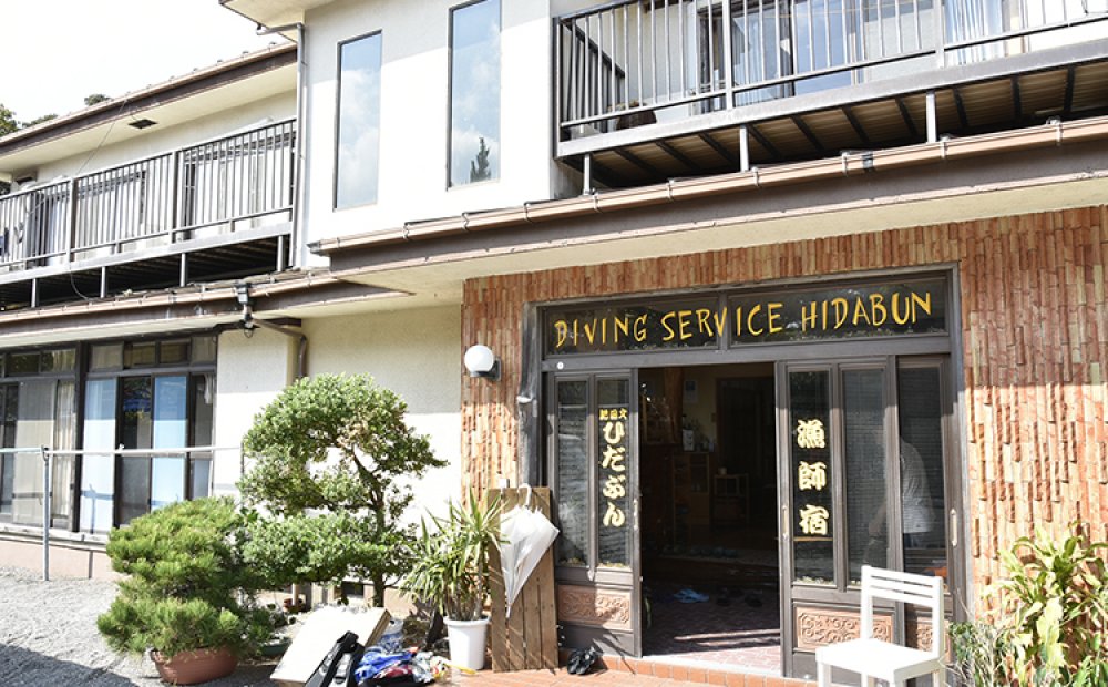 庭ではダイバーが集う姿も