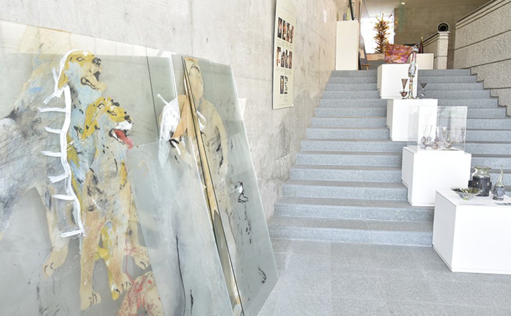 自然光を採り入れた明るい館内