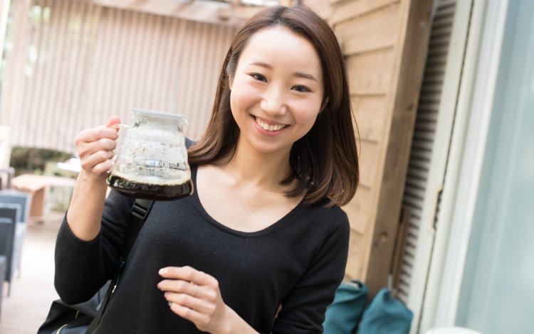 コーヒー豆を選別して脱穀、焙煎