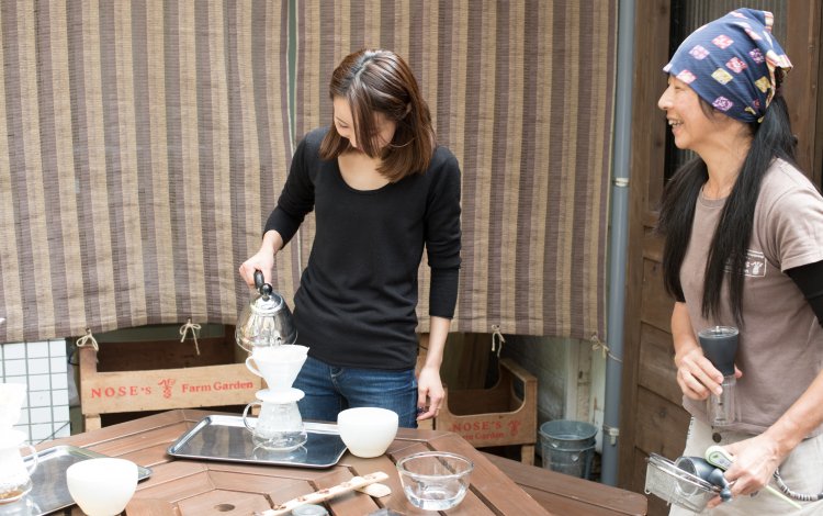 コーヒー豆を選別して脱穀、焙煎