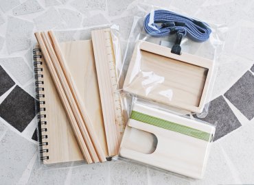 東京産檜の木製名刺入れと木製ネームプレート、文房具セット