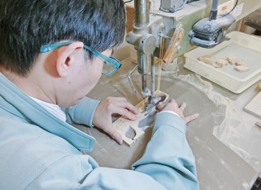 東京産檜の木製名刺入れと木製ネームプレート、文房具セット