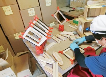 東京産檜の木製名刺入れと木製ネームプレート、文房具セット