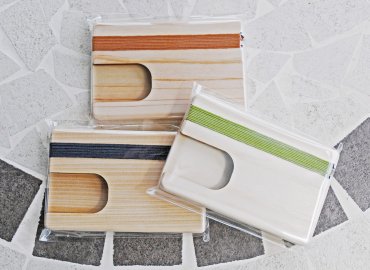 東京産檜の木製名刺入れと木製ネームプレート、文房具セット