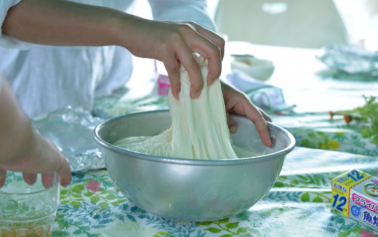 自分で収穫した採れたて野菜で手作りピザ作り