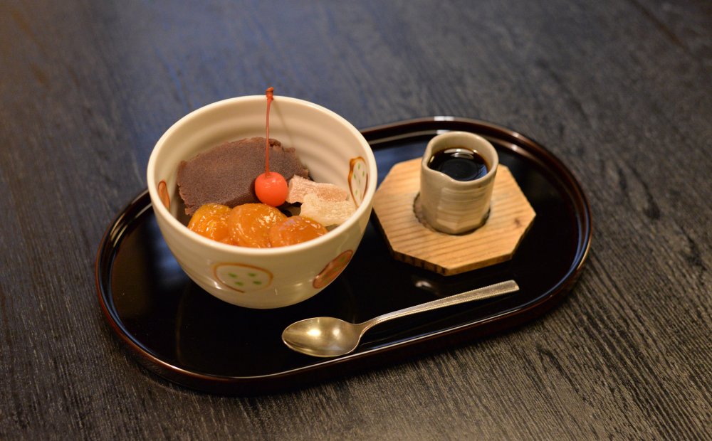 女性人気No.1の「杏あんみつ」。プリっとした寒天は至極の逸品！