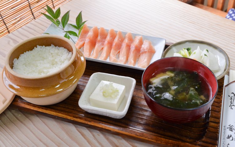 奥多摩やまめの刺身を味わう