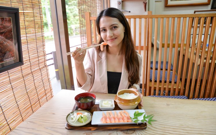 奥多摩やまめの刺身を味わう