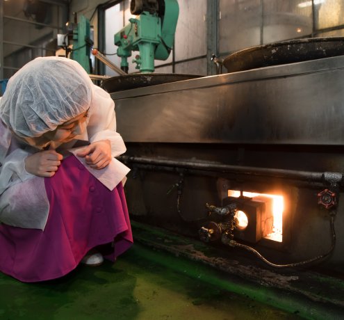 職人の技が大事な「直火釜」