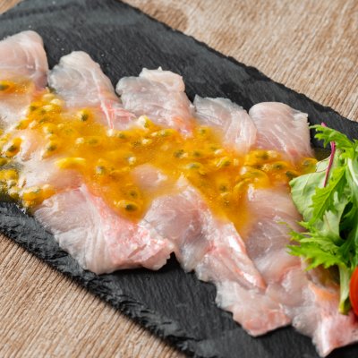 パッションフルーツと白身魚のカルパッチョ